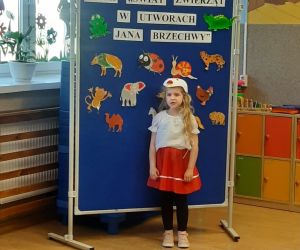 Dziewczynka przebrana za kwokę