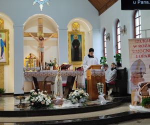 Absolwent podczas Mszy Św. czyta II czytanie z lekcjonarza