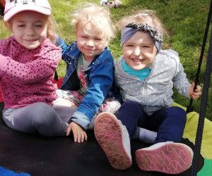 Trzy dziewczynki na huśtawce