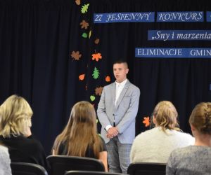 Zdjęcie przedstawia recytującego chłopca.