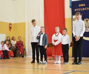 Pięcioro uczniów recytuje wiersze