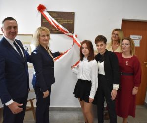 Dyrektor szkoły i zaproszeni goście odsłaniają tablicę pamiątkową z okazji dwustulecia szkoły