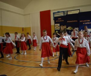 Uczniowie tańczą taniec ludowy 