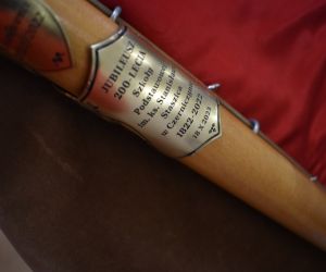 Gwóźdź pamiątkowy z okazji dwustulecia szkoły przybity do drzewca sztandaru szkoły