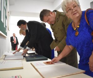 Zaproszeni goście przeglądają kroniki szkolne