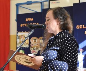 Nauczycielka prowadząca uroczystość przy mikrofonie