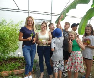 Panie dyrektor szkoły polskiej i wicedyrektor szkoły portugalskiej z uczniami przy bananowcu