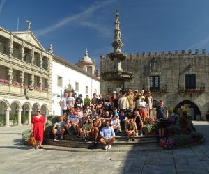 Uczniowie przy fontannie na starym mieście w Viana do Castelo