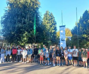 Grupa uczniów polskich i portugalskich na tle budynku szkoły w Bradze