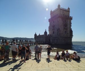 Uczniowie przy Wieży Belem w Lizbonie