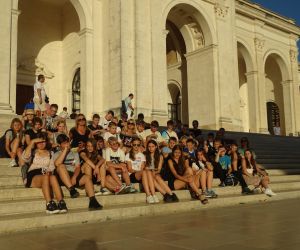 Uczniowie na schodach Bazyliki Matki Boskiej Różańcowej w Fatimie
