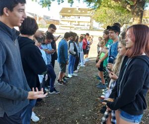 Uczniowie polscy i portugalscy w dwóch szeregach naprzeciwko siebie podczas zajęć powitalnych