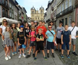 Uczniowie przy Katedrze Se w Bradze