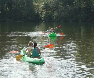 Uczniowie polscy i portugalscy w kajakach na rzece Cavado