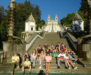 Uczniowie na schodach prowadzących do Sanktuarium Bom Jesus do Monte