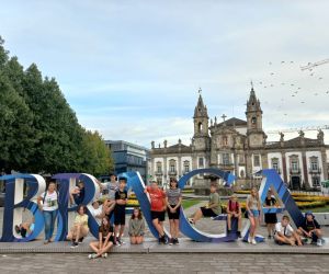 Uczniowie przy Kościele Św. Krzyża w Bradze