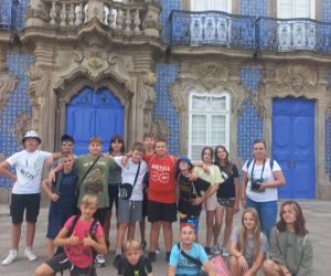 Uczniowie przy Palacio do Raio - najpiękniejszym pałacu w Bradze
