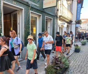 Uczniowie idą ulicami Lizbony