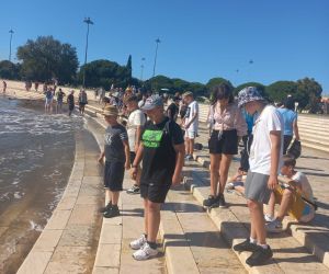 Uczniowie na schodach przy Wieży Belem w Lizbonie