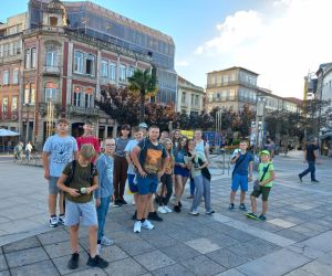 Uczniowie na deptaku w Bradze