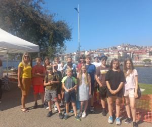 Uczniowie polscy w Porto nad brzegiem rzeki Douro