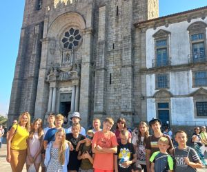 Uczniowie przy Katedrze Se do Porto