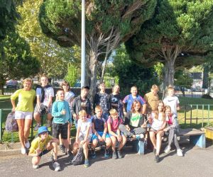 Uczniowie przed budynkiem szkoły w Bradze