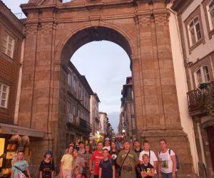 Uczniowie przed bramą wejściową na starówkę w Bradze