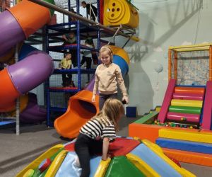 Dzieci bawią się w sali zabaw