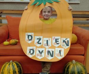 Chłopiec pozuje w dyniowej fotobudce.