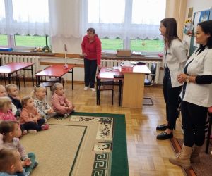 Panie Centrum Audika  opowiadają przedszkolakom o swojej pracy