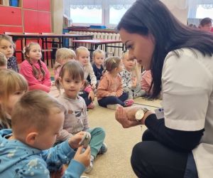 Dzieci oglądają „gumowe ucho „ wraz z aparatem słuchowym