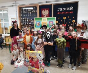 Grupa uczniów przebranych za postaci z bajek z nauczycielkami