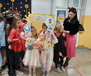 Uczennice przebrane za księżniczkę i jednorożca pozują w fotoramce