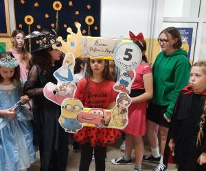 Uczennica przebrana za biedronkę pozuje w fotoramce