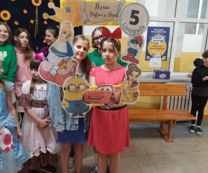 Uczennice pozują do zdjęcia w fotoramce