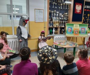 Uczennica czyta bajki pozostałym Uczniom