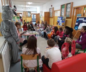 Uczniowie słuchają bajek czytanych przez rówieśników