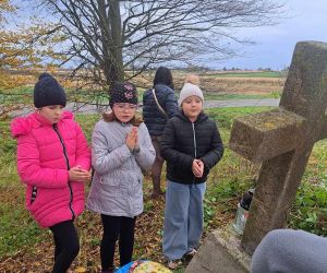 Uczniowie modlą się 