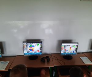 Uczniowie bawią się w kodowanie