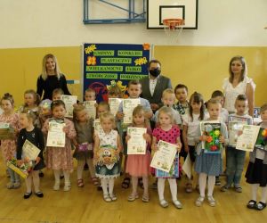 pani dyrektor szkoły, wychowawczyni przedszkola i pan Sekretarz Gminy oraz dzieci trzymające w rękach dyplomy i nagrody