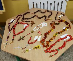 Prace konkursowe -różańce z warzyw i owoców