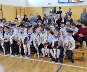 Uczniowie klasy pierwszej wraz z zaproszonymi gośćmi