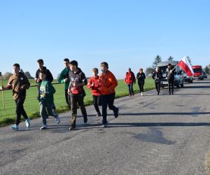 Uczniowie szkoły w trakcie biegu.