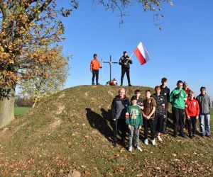 Uczestnicy sztafety oddają hołd bohaterom.
