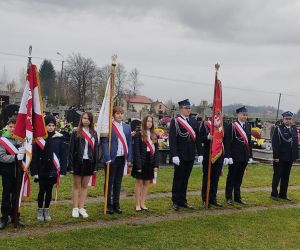 Poczet Sztandarowy na cmentarzu parafialnym 