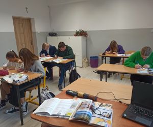 Najstarsi uczniowie podczas egzaminu