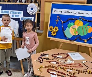 Dzieci prezentują się z dyplomami