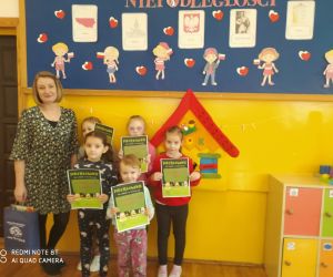 Przedstawicielka GOK Wołajowice prezentują dyplomy z nagrodzonymi dziećmi