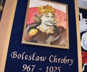 Tablica patrona szkoły na szkolnym korytarzu